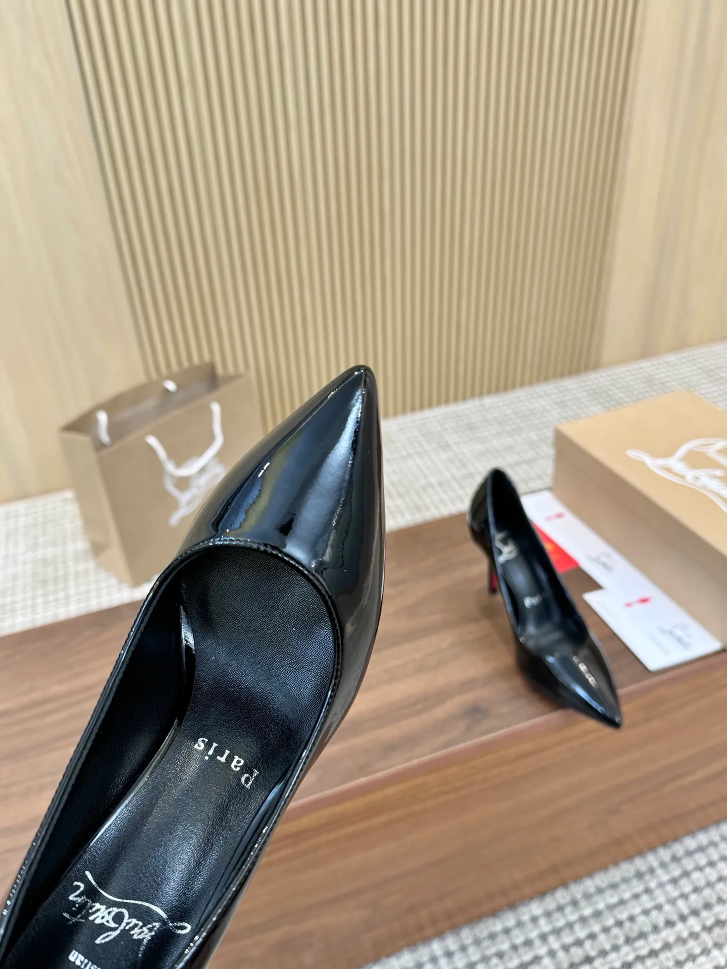 👟👟Ex-factory price 480👟👟 Genuine leather sole +40 Year-round shipment💝Christian Louboutin CL👠 "Patent Leather Hemming Craft Series" Noble and luxurious, real blingbling👟👟 Real materials, all customized by the pattern maker, and the materials are made of original customized materials to achieve the taste of the original 5 color options💍Upper: Imported👉cow patent leather💪 Lining: Sheepskin foot pad/lining Size: 34-40.41.42 Heel height: two options: 10.5cm and 8.5cm